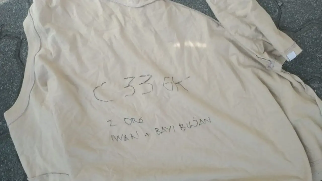 Baju yang dilempar penghuni apartemen Mediterania saat kebakaran