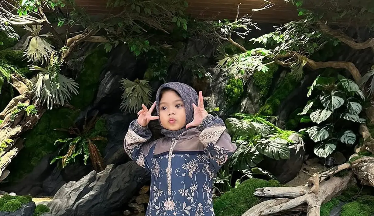 Ameena Atta berpose dengan mengenakan dress panjang model gamis berwarna biru dengan motif print [@attahalilintar]