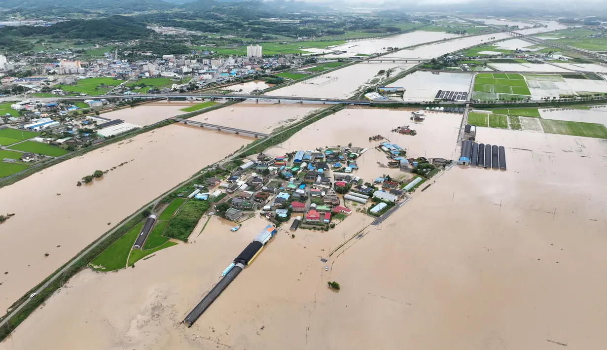 Sebuah foto udara menunjukkan sebuah desa yang terendam banjir akibat hujan lebat di Yesan, Korea Selatan pada 17 Juli 2025. (YONHAP/AFP)