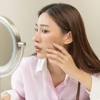 menghilangkan flek hitam/copyright shutterstock/kmpzzz