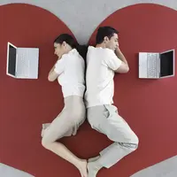 Para pejuang LDR butuh hati dua kali lebih kuat untuk menahan rindu. (Foto: huffingtonpost.com)