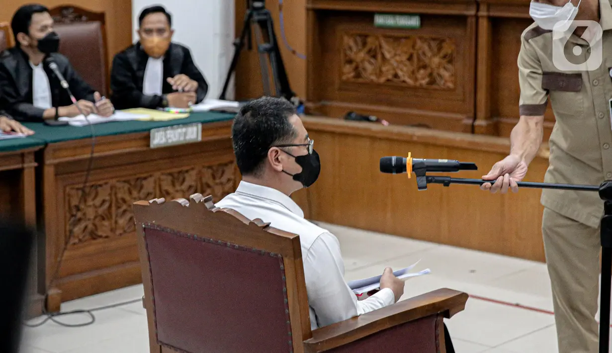Terdakwa kasus perintangan penyidikan kematian Brigadir J, Irfan Widyanto bersiap menjalani sidang perdana di Pengadilan Negeri Jakarta Selatan, Rabu (19/10/2022). Irfan Widyanto merupakan mantan Kasubnit I Subdit III Dittipidum Bareskrim Polri. (Liputan6.com/Faizal Fanani)