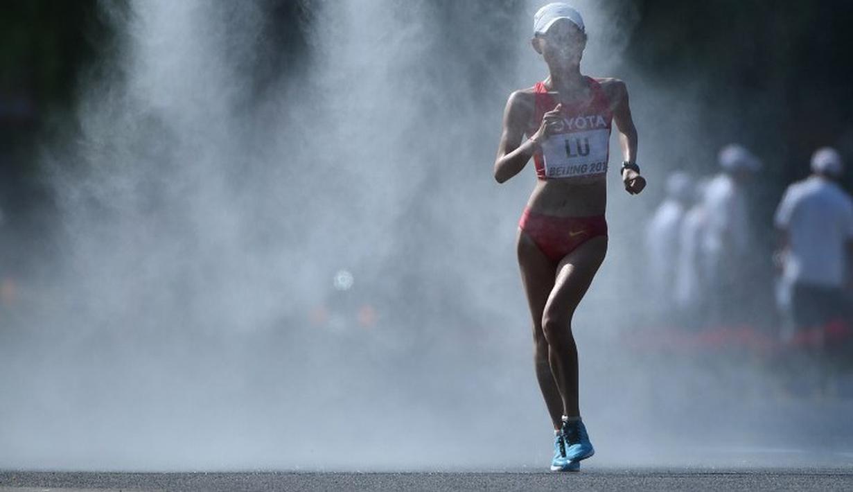Atlet Tiongkok,  Lu Xiuzhi, saat berlomba di final nomor jalan cepat 20km putri Kejuaraan Dunia Atletik 2015 di Stadion Nasional, Beijing, Tiongkok. (28/8/2015). (AFP Photo/Wang Zhao)