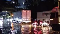 Jalan Sudirman Banjir 1 Meter, Pemotor Memilih Dorong untuk Cegah Mogok