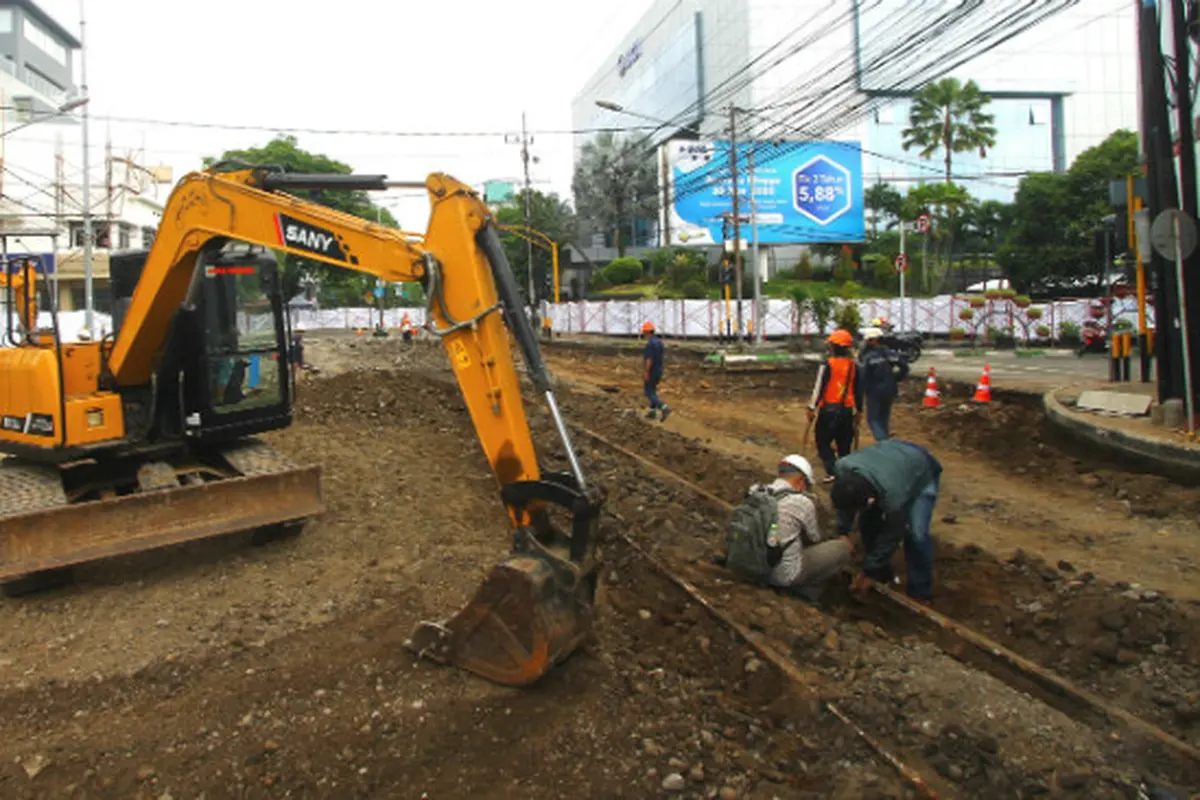 Sisa Trem Peninggalan Kolonial Terpendam di Aspal Jalan Kayutangan Malang