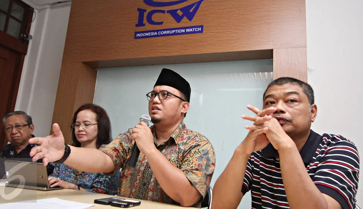 Ketua Umum PP Pemuda Muhammadiyah Dahnil Anzar (kedua kanan) saat preskon Revisi UU KPK di Kantor ICW, Jakarta Selatan, Minggu (11/10/2015). Mereka mendesak Pemerintah dan DPR untuk menghentikan upaya revisi UU KPK (Liputan6.com/ Immanuel Antonius)