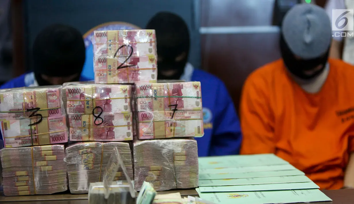 Barang bukti hasil penjualan narkoba diperlihatkan dalam rilis yang digelar BNN di Jakarta, Selasa (13/6). Total aset dan uang senilai Rp 39 miliar disita dari empat tersangka yang terkait dengan jaringan Freddy Budiman. (Liputan6.com/Yoppy Renato)