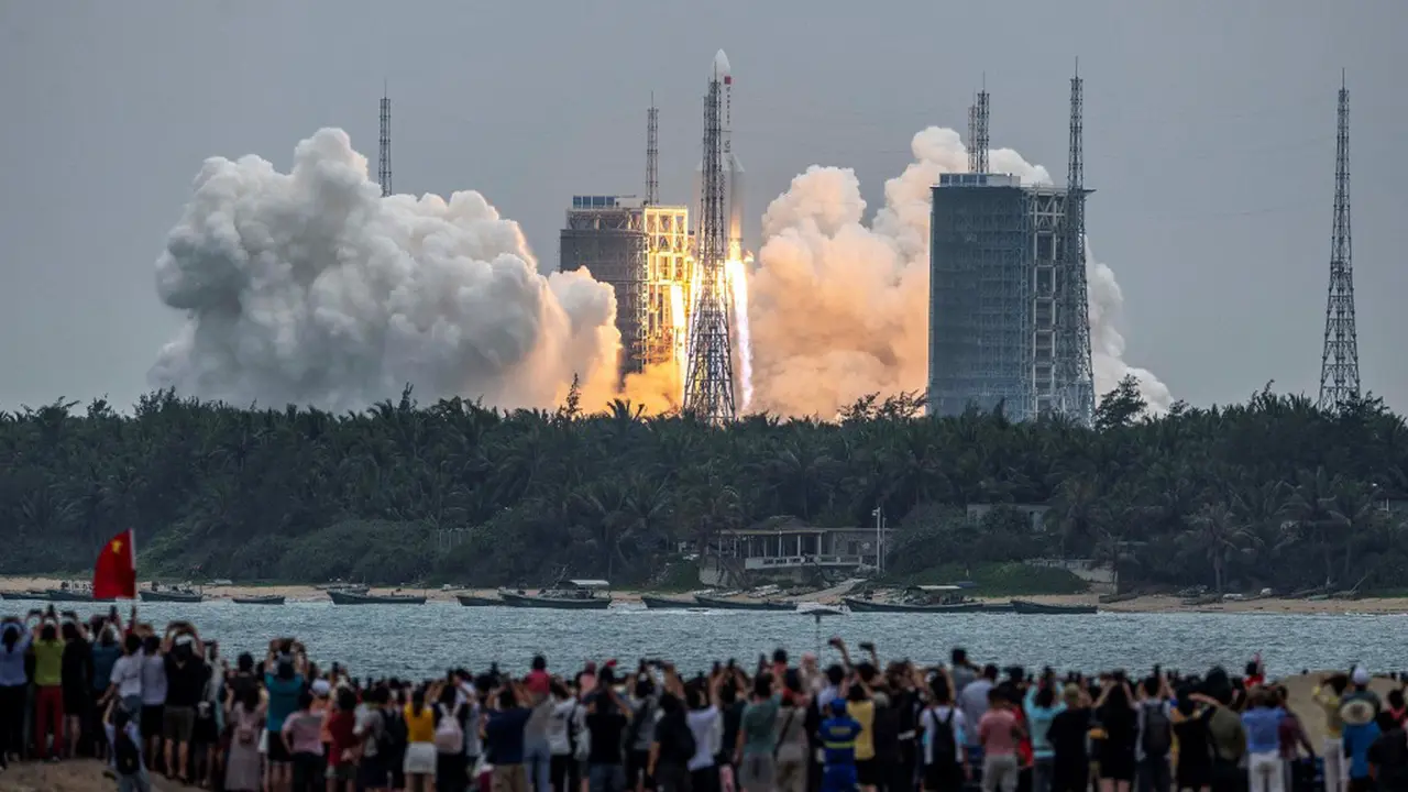 FOTO: China Luncurkan Modul Inti Stasiun Luar Angkasa Tianhe