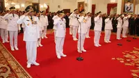 Sembilan gubernur dan wakil gubernur hasil Pilkada 2018 memberi hormat saat pelantikan di Istana Negara, Jakarta, Rabu (5/9). Pelantikan dilakukan langsung oleh Presiden Joko Widodo atau Jokowi. (Liputan6.com/HO/Wan)