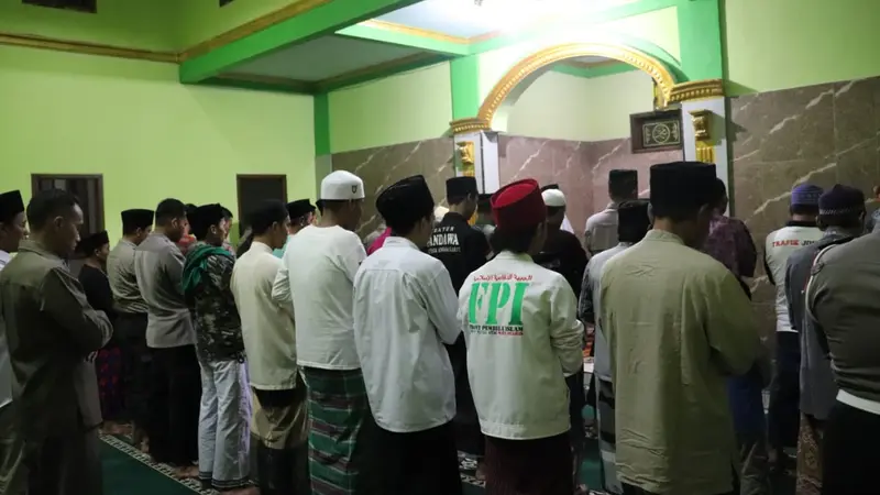 Nampak para jemaah salah satu masjid di Garut, tengah melaksanakan shalat tarawih bersama