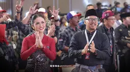 Krisdayanti dan Kresna Dewanata tampil percaya diri dalam debat pertama berkat para pendukungnya. Tampak pendukung paslon nomor urut 3 ini memakai atribut yang sama yakni kemeja kotak dan topi. Dengan senyum yang mengembang, Krisdayanti pun tampak optimis dengan penampilannya di debat kali ini. (Liputan6.com/IG/@krisdayanti_official)