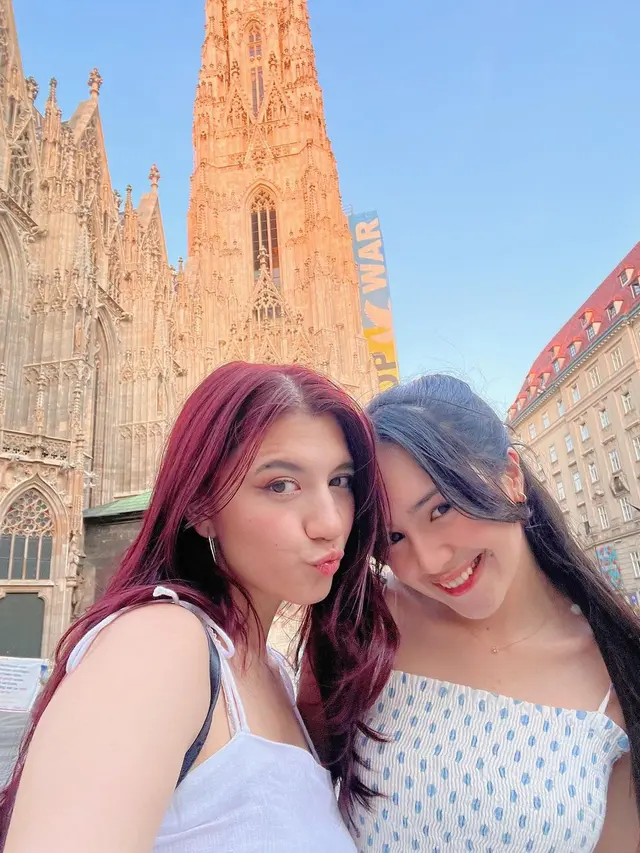 Beby Tsabina dan Cassandra Lee Liburan di Vienna