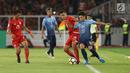 Bek Persija, M Rezaldi Hehanusa (kedua kanan) berebut bola dengan pemain Johor Darul Takzim pada lanjutan penyisihan Grup H Piala Asia 2018 di Stadion GBK, Jakarta, Selasa (10/4). Babak pertama Persija unggul 3-0. (Liputan6.com/Helmi Fithriansyah)