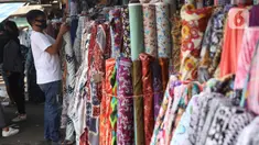 Aktivitas perdagangan tekstil di Pasar Cipadu, Tangerang, Senin (21/9/2020). Asosiasi Pertekstilan Indonesia (API) menyatakan industri Tekstil dan Produk Tekstil (TPT) sudah mulai beroperasi meski belum normal kembali akibat daya beli yang masih rendah di masa pandemi. (Liputan6.com/Angga Yuniar)