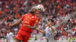 Pemain Persija Jakarta, Thales Lira berusaha mengontrol bola dalam laga lanjutan BRI Super League 2025/2026 melawan Persijap di Stadion Utama Gelora Bung Karno (SUGBK), Senayan, Jakarta, Sabtu (03/01/2025). (Bola.com/Abdul Aziz)