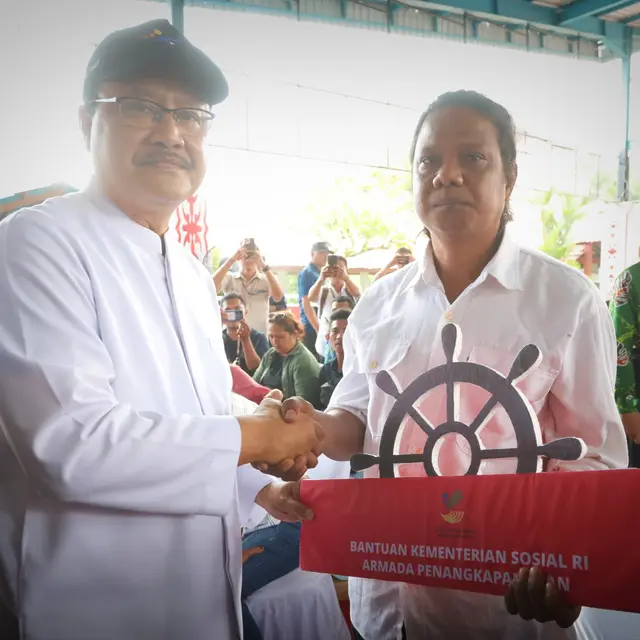 Mensos Saifullah Yusuf Serahkan Bantuan Rp29 Miliar Lebih kepada Masyarakat Rentan dan Miskin di Ambon