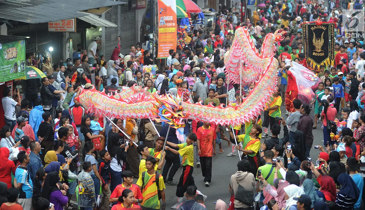 Arak-arakan atraksi liong perayaan Cap Go Meh melewati Jalan Suryakencana, Bogor, Jawa Barat, Selasa (19/2). Selain atraksi liong, perayaan ini juga dimeriahkan dengan serangkaian acara seni dan budaya. (Merdeka.com/Arie Basuki)