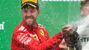 Pembalap Ferrari, Sebastian Vettel merayakan kemenangannya dalam F1 GP di Montreal, Kanada, Minggu (10/6). Kemenangan Vettel terasa spesial buat Ferrari karena meraih kemenangan perdana di seri Kanada setelah 2004. (Ryan Remiorz/The Canadian Press via AP)