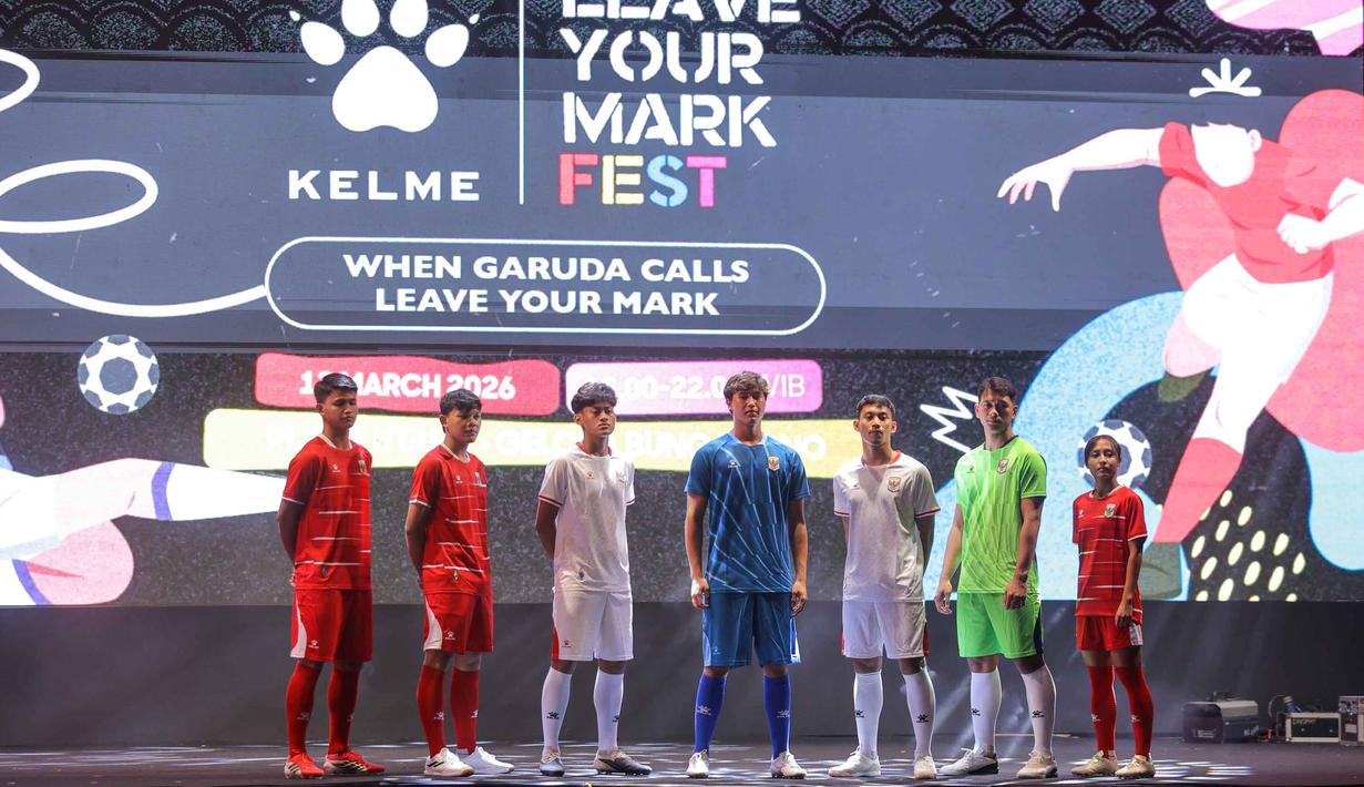 Dalam peluncuran yang menggunakan pemain Timnas Indonesia dan Timnas Futsal sebagai model, tampak jersey kandang didominasi oleh warna merah. Tampak dalam foto, suasana peluncuran jersey terbaru Timnas Indonesia di Plaza Utara Stadion Utama Gelora Bung Karno (SUGBK), Jakarta, Kamis (12/3/2026) malam. (Bola.com/Bagaskara Lazuardi)