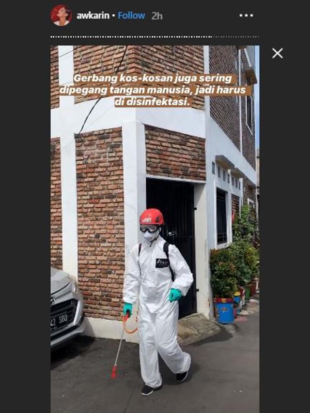 6 Potret Awkarin Jadi Relawan Pakai Baju Hazmat, Semprot Disinfektan di Tempat Umum