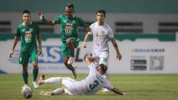 Pria yang memiliki nama asli Irfan Samaling Kumi tersebut, saat ini bermain untuk klub PSS Sleman. Menjadi pemain andalan, Irja telah mengoleksi 6 gol dan 3 assist dari 10 penampilannya di BRI Liga 1 2021/2022. (Bola.com/Bagaskara Lazuardi)