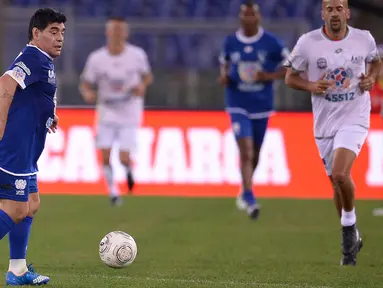 Legenda sepak bola Argentina Diego Armando Maradona berusaha mengontrol bola saat pertandingan amal 'United for Peace' di stadion Olimpyco, Roma, Italia (12/10). Maradona bermain selama 90 menit dalam pertandingan amal ini. (AFP Photo/Filippo Monteforte)