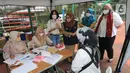 Presiden Director Prudential Indonesia Michellina Laksmi Triwardhany (kanan), Chief Operations and Health Officer dr. Dian Budiani (kiri), Lurah Tebet Timur Siti Fuaziah Ghozali dan Perwakilan Puskesmas Tebet dr. Ajeng saat meninjau sentra vaksinasi booster Prudential Indonesia.(Liputan6.com/HO/Bon)