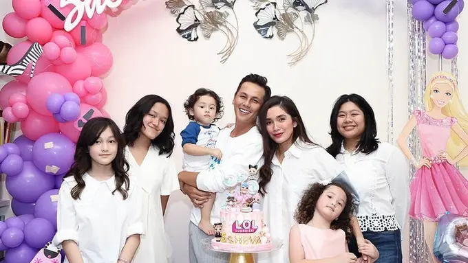 Centilnya Sheva pakai lipstik sebelum ketemu Rafathar
