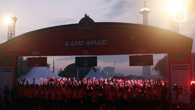 Peserta kegiatan lomba lari bertajuk Lo Gue Run (LGR) 2020 melakukan start di Kompleks Monas, Jakarta Pusat, Minggu (26/1/2020). Kejuaraan LGR 2020 yang diikuti oleh total 3.500 pelari tersebut merupakan rangkaian kegiatan HUT Kodam Jaya ke 70. (Liputan6.com/Johan Tallo)
