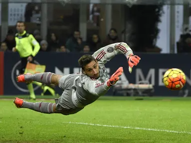 Gianluigi Donnarumma melakukan debut untuk AC Milan saat berusia 16 tahun 8 bulan. Ini adalah musim keduanya tampil tampil menjaga mistar AC Milan. (AFP/Olivier Morin)