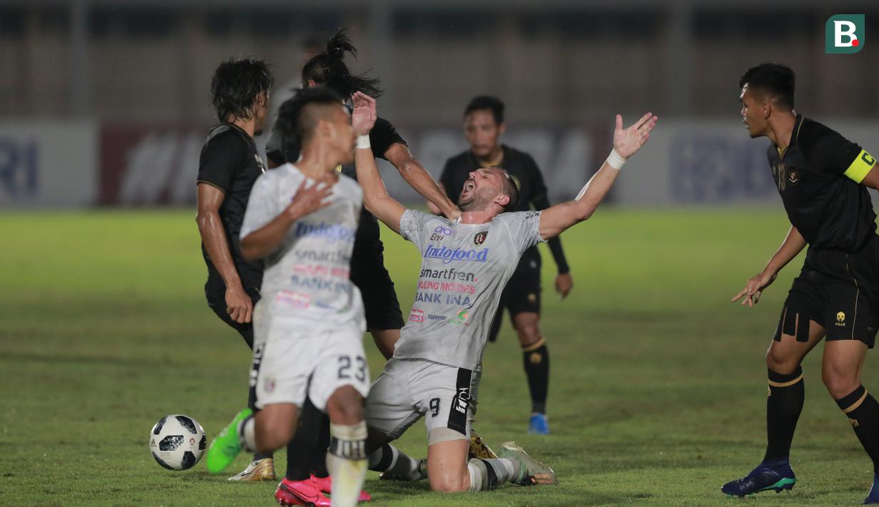 Penyerang Bali United, Ilija Spasojevic, tampak kecewa saat melawan Timnas Indonesia pada laga uji coba di Stadion Madya, Minggu (7/3/2021). (Bola.com/ Ikhwan Yanuar Harun)