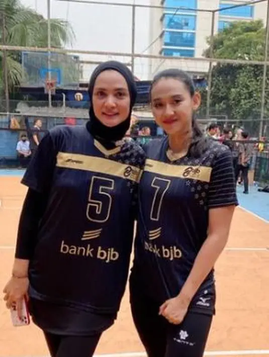 Ade Maya juga merupakan atlet dalam olahraga bola voli. Ia tercatat sebagai salah satu pemain di klub Bandung Art Deco Bank Jabar. (Instagram/mayamaula9)