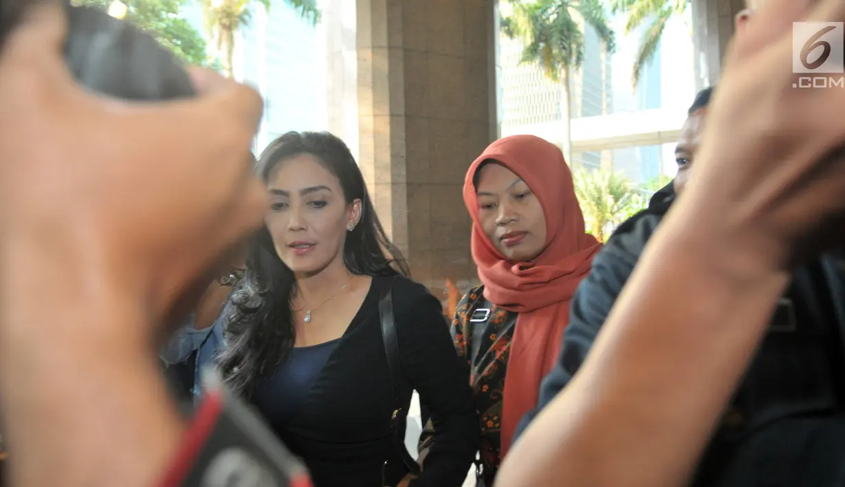 Terpidana kasus pelanggaran ITE Baiq Nuril Maknun (kanan) didampingi politikus PDIP Rieke Diah Pitaloka tiba di Kantor Kemenkumham, Jakarta, Senin (8/7/2019). Guru honorer itu divonis 6 bulan penjara dan denda Rp 500 juta atas perekaman pelecehan seksual yang dialaminya. (merdeka.com/Iqbal Nugroho)