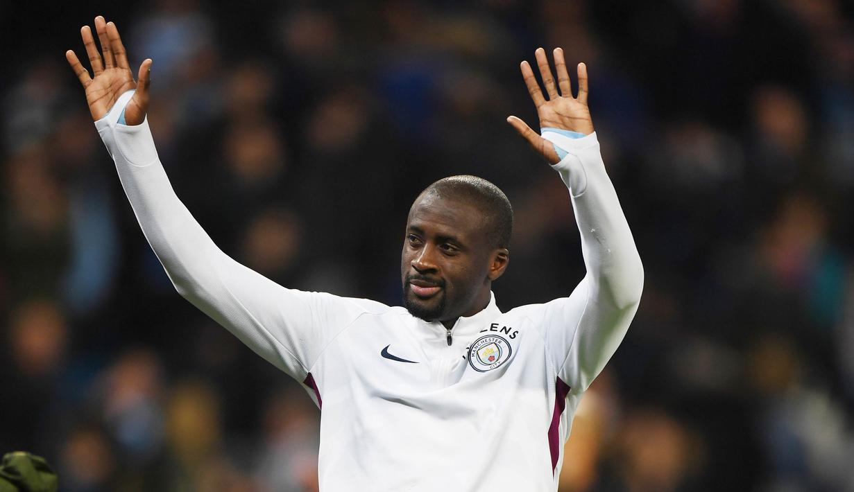 Gelandang Manchester City, Yaya Toure, menyapa suporter usai pertandingan melawan Brighton and Hove Albion pada Premier League di Stadion Etihad, Rabu (9/5/2018). Laga tersebut menjadi perpisahan sang pemain bersama The Citizens. (AFP/Oli Paul Ellis)