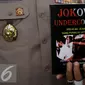 Penampakan sampul depan buku Jokowi Undercover yang ditunjukan di Kadivhumas Polri, Jakarta, Selasa (3/1). Dalam bukunya, Bambang menyebut Jokowi telah memalsukan data saat mengajukan diri sebagai calon presiden 2014 lalu. (Liputan6.com/Johan Tallo)