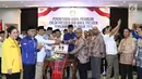Bakal Capres/Cawapres Pemilu 2019, Prabowo Subianto (ketiga kiri) dan Sandiaga Uno menyerahkan berkas syarat pencalonan kepada Ketua KPU, Arief Budiman di Gedung KPU, Jakarta, Jumat (10/8). (Liputan6.com/Helmi Fithriansyah)