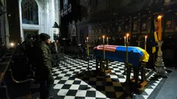 Tentara Ukraina menghadiri upacara perpisahan untuk warga negara Amerika Serikat Daniel W. Swift di Lviv, Ukraina, 31 Januari 2023. Seorang mantan Navy SEAL AS yang disersi pada 2019 tewas pekan lalu di Ukraina dalam pertempuran dengan tentara Rusia. (AP Photo/Mateusz Nowak)