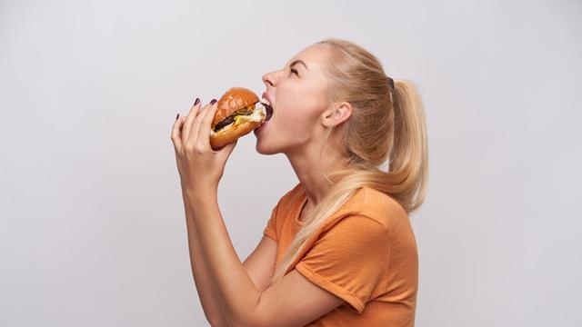 Ilustrasi makan, perut kenyang