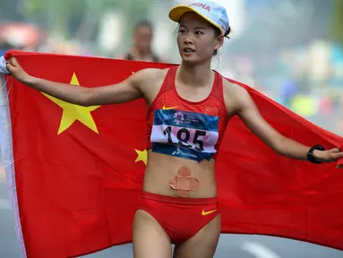 Pelari China Yang Jiayu peraih medali emas setelah menyelesaikan nomor Jalan Cepat 20 km Putri Asian Games 2018 di Stadion Utama Gelora Bung Karno, Senin (27/8). Jiayu Yang meraih posisi pertama dengan catatan waktu 1.29.15. (ANTARA FOTO/INASGOC/Dwi Oblo)