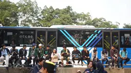 Massa dari Badan Eksekutif Mahasiswa Seluruh Indonesia (BEM SI) berunjuk rasa di sekitar gedung DPR RI, Jakarta, Selasa (1/10/2019). BEM SI menuntut pemenuhan hak asasi manusia, restorasi pelaksanaan reforma agraria serta perlindungan sumber daya alam. (Liputan6.com/Immanuel Antonius)