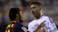 Striker Barcelona, Neymar (kiri), bersama bek Real Madrid, Sergio Ramos (kanan). (AFP/Dani Pozo)