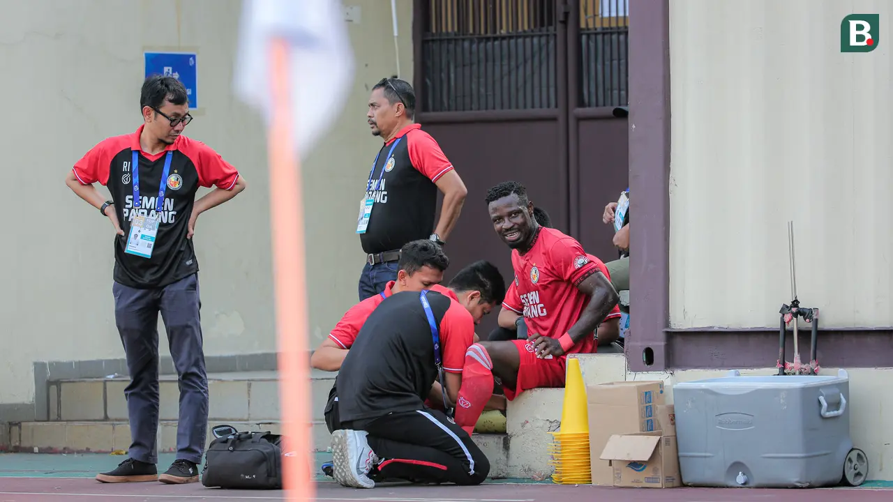 Foto: Niat Backheel Malah Terkilir, Momen Apes Ngwoke saat Gagal Cetak Gol untuk Semen Padang di BRI Liga 1 2024/2025