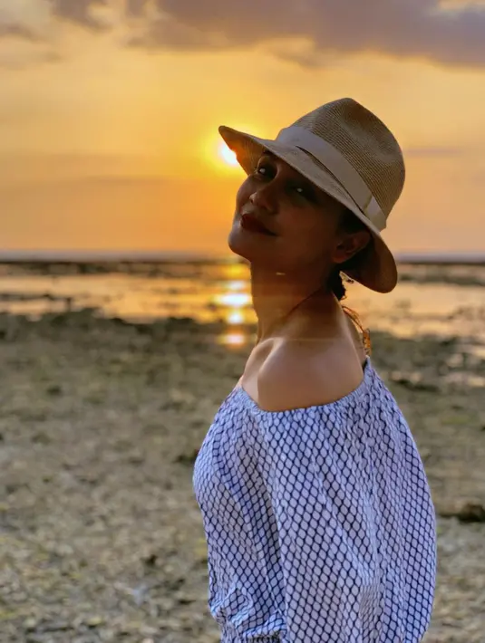 Penampilan Luna Maya saat mengenakan topi pantai memang selalu berhasil mencuri perhatian. Ia pun kerap menuai banyak pujian dari warganet. (Liputan6.com/IG/lunamaya)