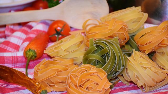 Ilustrasi bahan-bahan kwetiau.