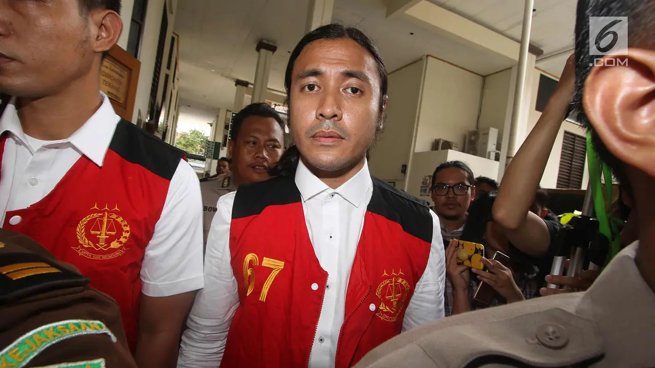Penampilan Klimis Ello Saat Jalani Sidang Perdana Kasus Narkoba