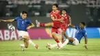 Pemain Timnas Indonesia U-17, Achmad Zidan (tengah) melepaskan tendangan di antara dua pemain Timnas Ekuador U-17 pada laga pertama Grup A Piala Dunia U-17 di Stadion Gelora Bung Tomo, Surabaya, Jumat (10/11/2023) malam WIB. (Bola.com/Bagaskara Lazuardi)