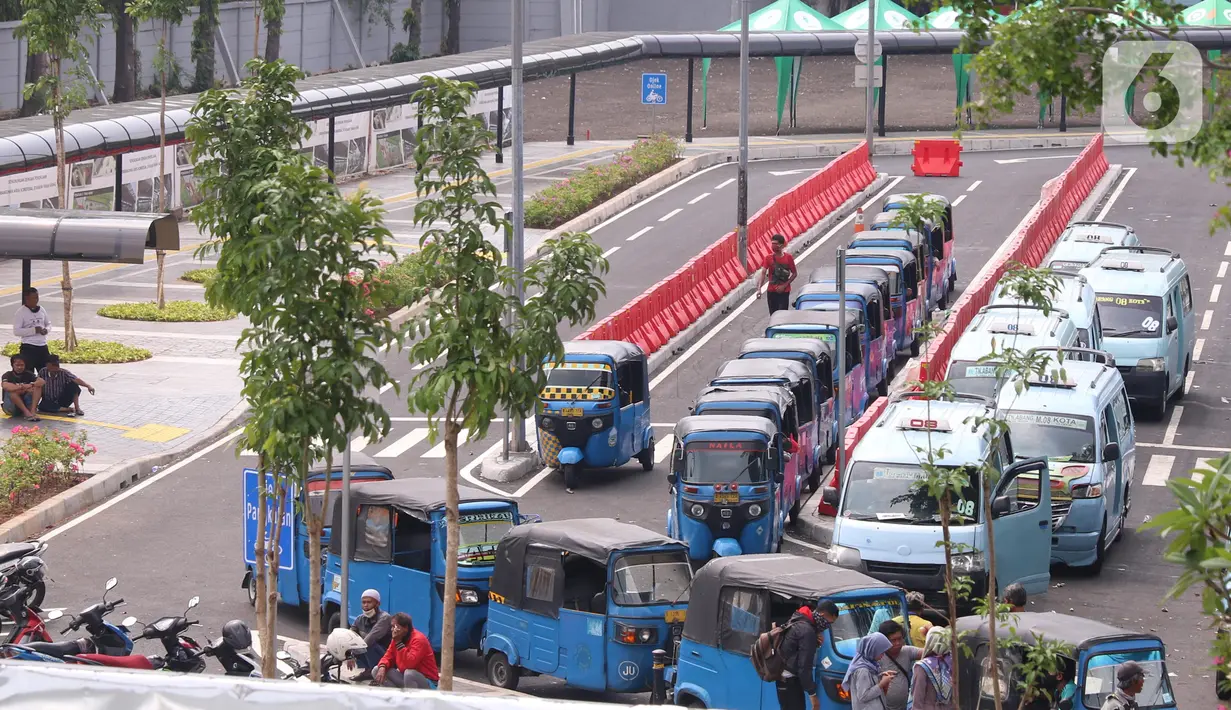 Angkutan umum parkir di kawasan penataan integrasi antarmoda Stasiun Tanah Abang, Jakarta Pusat, Minggu (7/6/2020). Semua moda angkutan transportasi umum diberi jalur khusus untuk mengangkut penumpang kereta rel listrik dengan tertib dan nyaman. (Liputan6.com/Angga Yuniar)
