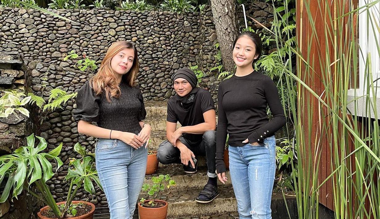 Pemilik 7,3 juta followers di TikTok ini semakin populer di dunia hiburan Tanah Air. Ia bahkan baru saja melakukan kolaborasi membuat konten YouTube dengan Fahira Amira dan penyanyi Anji. Gaya ketiganya pakai baju warna hitam ini curi perhatian. (Liputan6.com/IG/@chndrika_)