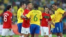 Cristiano Ronaldo bersalaman dengan Michel Bastos seusai laga Portugal kontra Brasil di Durban, 25 Juni 2010. Kedua tim lolos ke babak 16 besar PD 2010, Brasil juara Grup G. AFP PHOTO/KARIM JAAFAR