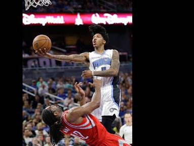 Pemain Orlando Magic, Elfrid Payton (kanan) mencoba melakukan tembakan melewati hadangan pemain Houston Rockets, Nene (42)  pada laga lanjutan NBA  basketball game di Amway Center, (6/1/2017), Orlando. Houston Rockets menang 100-93. (AP/John Raoux)